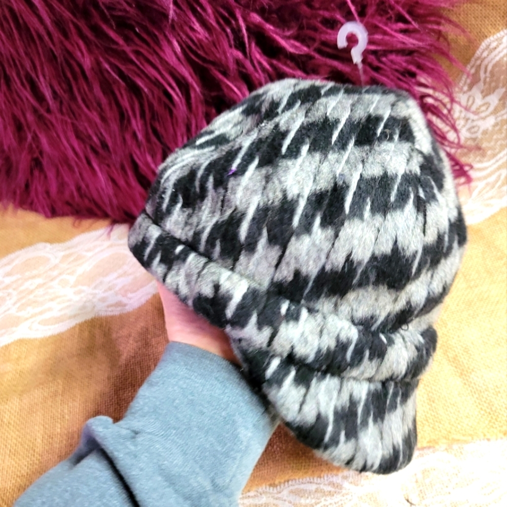 Talbots hounds tooth fleece lined newsboy hat